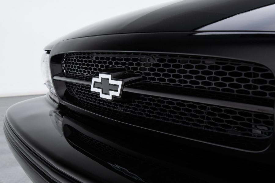 Как обклеить эмблему шевроле карбоном - 88 фото